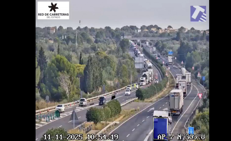 Segueix tallat un carril en sentit nord a l'AP-7 a L'Aldea