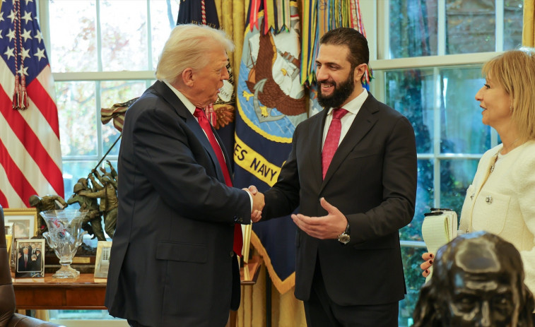 Nou espectacle de Trump: ruixa al president de Síria amb el seu perfum i li pregunta quantes dones té