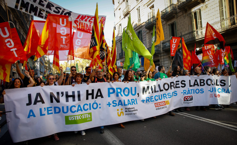 Vídeo | 30.000 docents es manifesten a Barcelona segons l'organització; 8.500, segons la Guàrdia Urbana