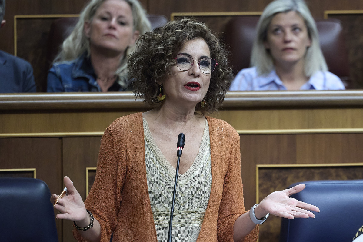 La vicepresidenta primera y ministra de Hacienda, María Jesús Montero, interviene durante una sesión de control en el Gobierno, en el Congreso de los Diputados, a 24 de septiembre de 2025, en Madri