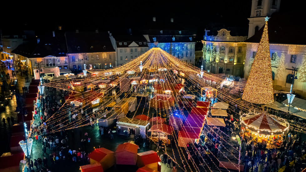 Feria de navidad en sibiu rumania vista desde la antena superior