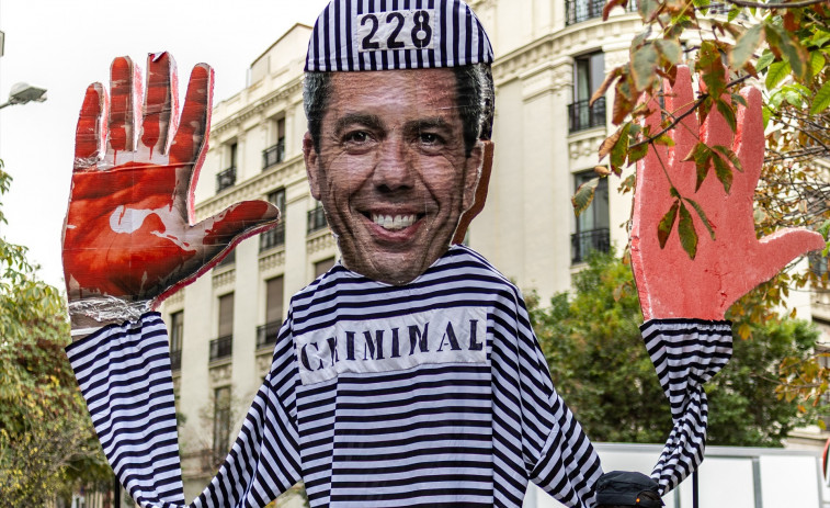 Vídeo | Les víctimes de la DANA clamen a les portes del Congrés per les declaracions de Mazón: És Mentida!