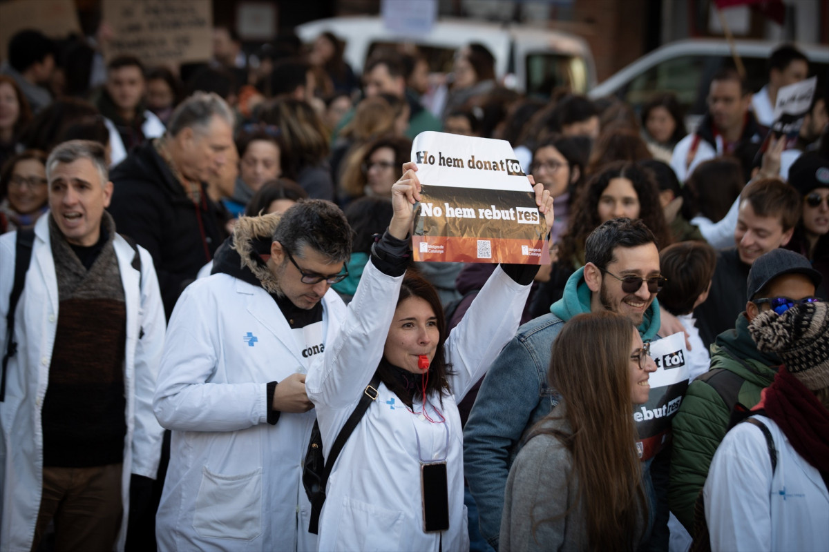 EuropaPress 4946159 varias personas protestan pancartas batas blancas manifestacion sindicato
