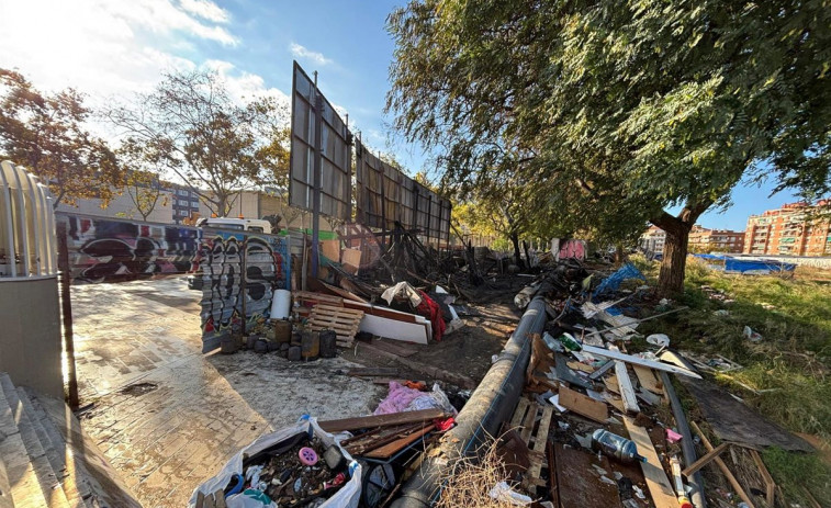 Barcelona activa un dispositiu per a desallotjar a les persones que vivien en els assentaments de la Sagrera