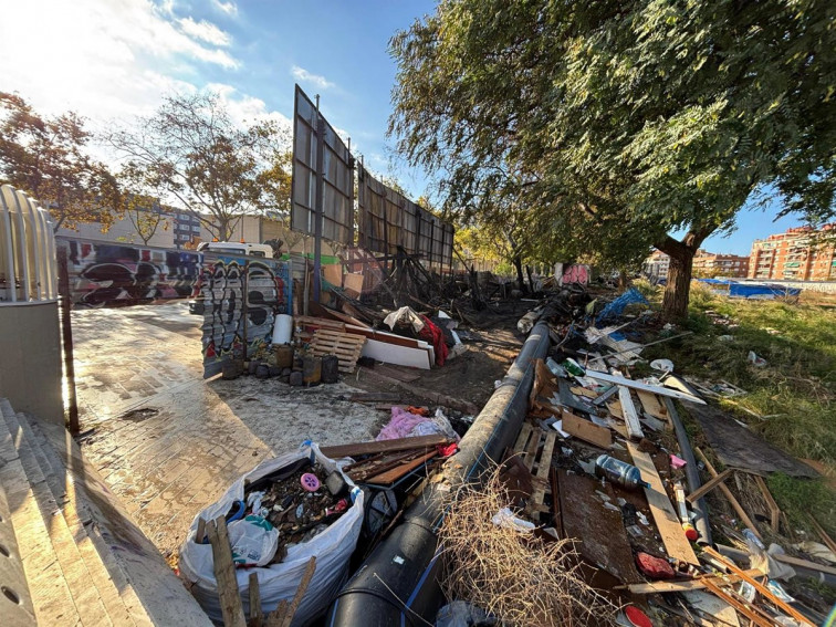 Barcelona activa un dispositiu per a desallotjar a les persones que vivien en els assentaments de la Sagrera