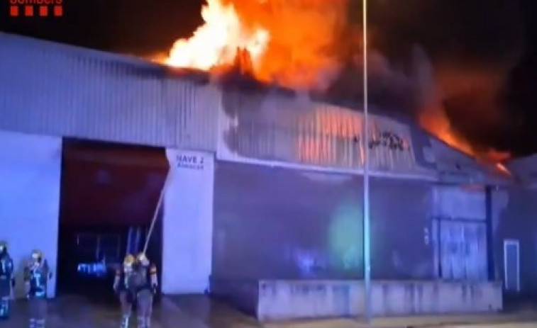 Controlat l'incendi a Malgrat de Mar després de destruir tres naus industrials