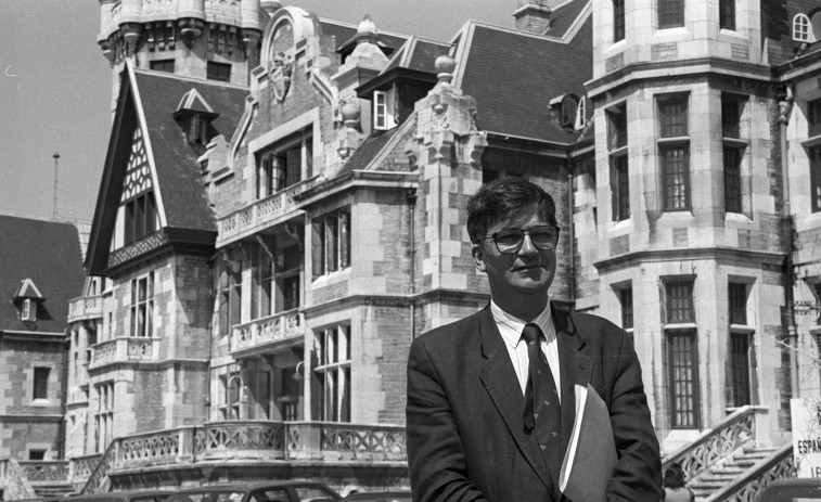 Pedro Sánchez ret homenatge a la figura d'Ernest Lluch en el 25è aniversari de la seva mort