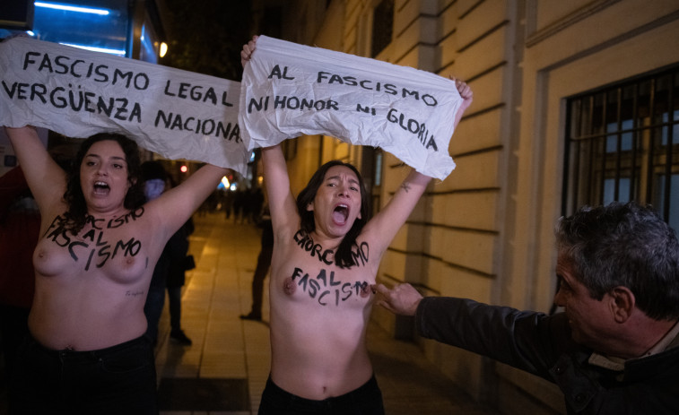 VÍDEO | Un agressor toca el pit a activistes de Femen en la missa per Franco
