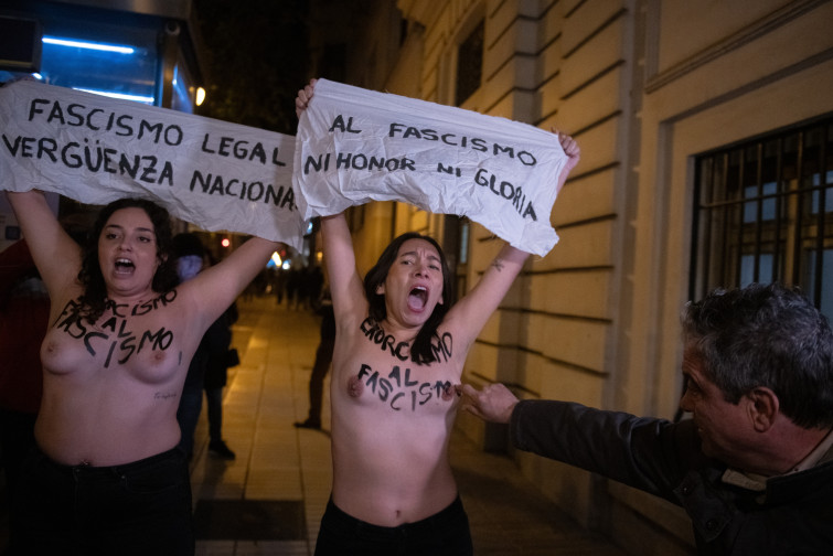 VÍDEO | Un agressor toca el pit a activistes de Femen en la missa per Franco