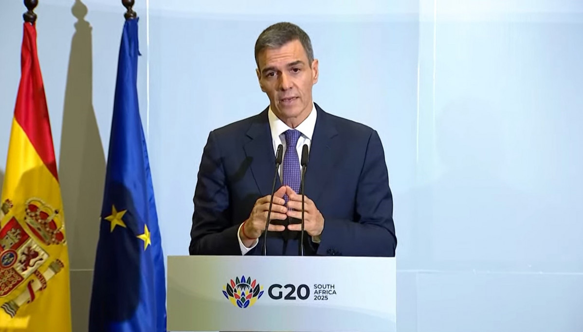 El presidente del Gobierno, Pedro Sánchez, en rueda de prensa desde Johannesburgo, al finalizar la cumbre del G20, el 23 de noviembre de 2025