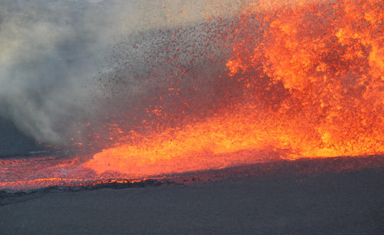VÍDEO : Mira com bombolleja la lava en el Cim del Kīlauea S'està enfonsant la muntanya?