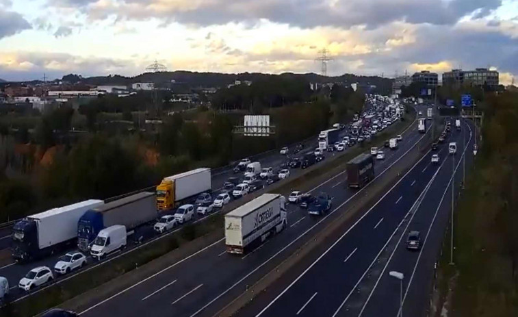 Cues de més de 15 quilòmetres a l'AP-7 a Sant Cugat per un accident
