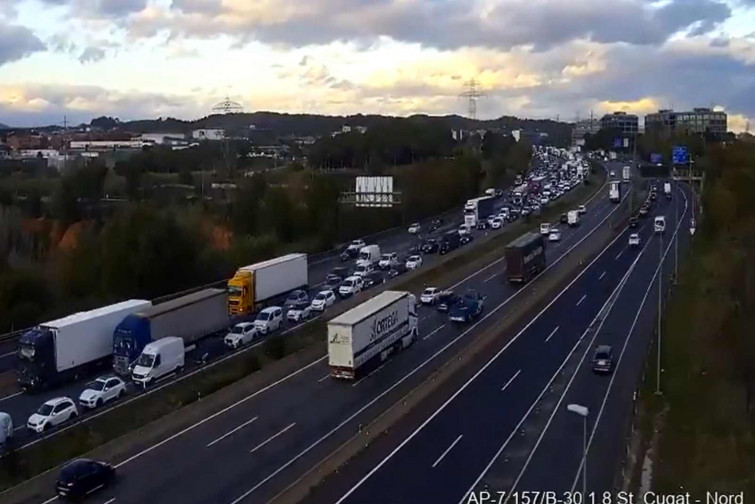 Cues de més de 15 quilòmetres a l'AP-7 a Sant Cugat per un accident