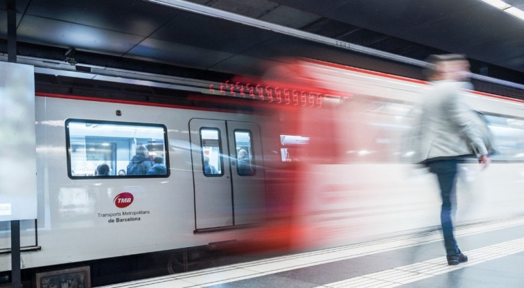 Un home mor després d'ensopegar-se i caure a les vies de l'estació de metro de Diagonal a Barcelona