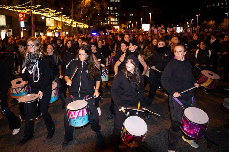 Barcelona es tenyeix de feminisme en un 25N històric: veus que exigeixen la fi de la violència masclista