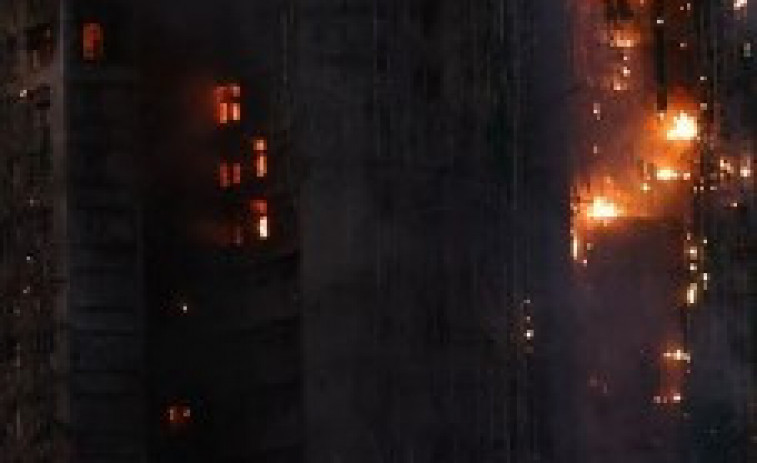 VÍDEO | Tragèdia a Hong Kong: incendi devastador deixa 13 morts i 15 ferits