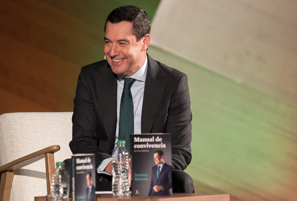 EuropaPress 7111851 presidente junta andalucia juanma moreno presenta libro manual convivencia
