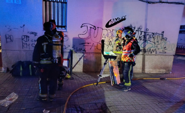 Incendi a Badalona: un ferit crític i un greu després del foc en un habitatge