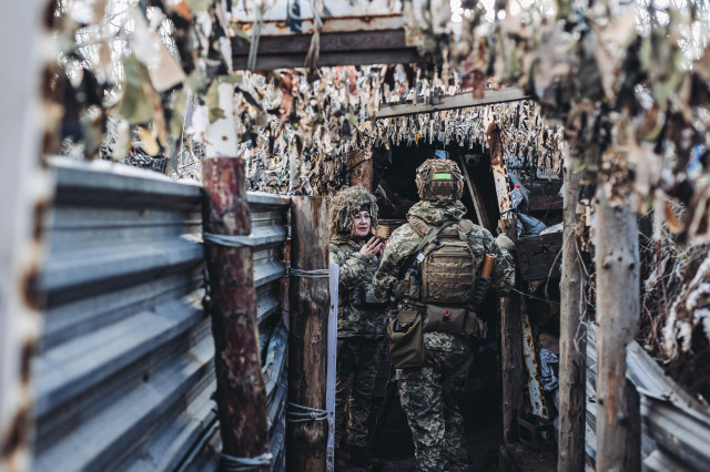 EuropaPress 4263622 dos soldados ejercito ucraniano conversan trinchera linea frente 19 febrero 1