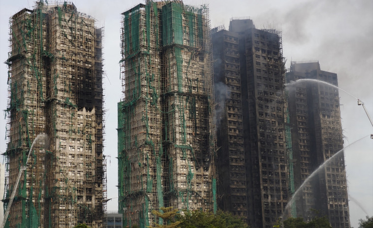 VÍDEO | El complex residencial de Hong Kong continua cremant: almenys 83 morts i centenars de desapareguts