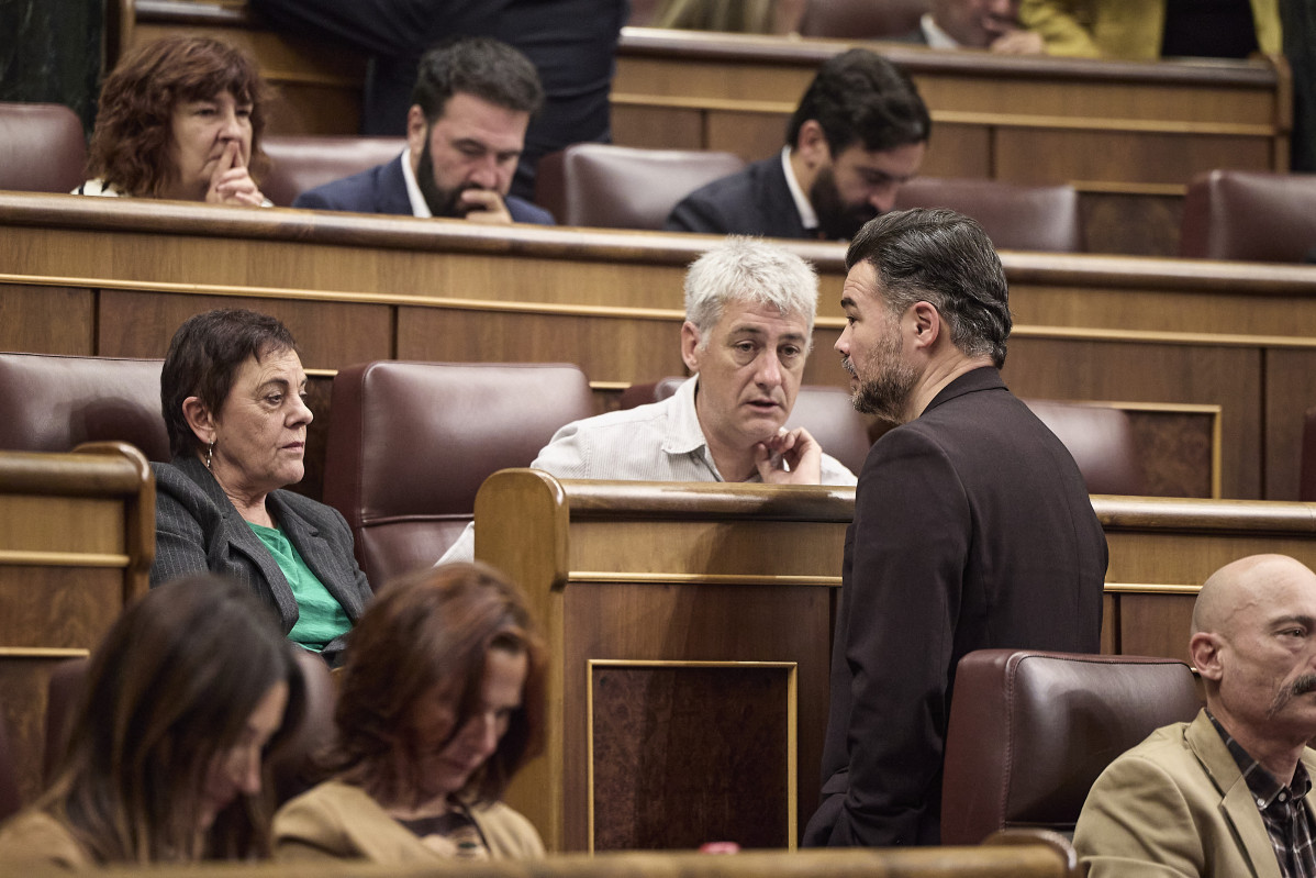 El portavoz de ERC en el Congreso, Gabriel Rufián (d), conversa con la portavoz de EH Bildu en el Congreso, Mertxe Aizpurua, y el diputado Oskar Matute durante una sesión plenaria en el Congreso de