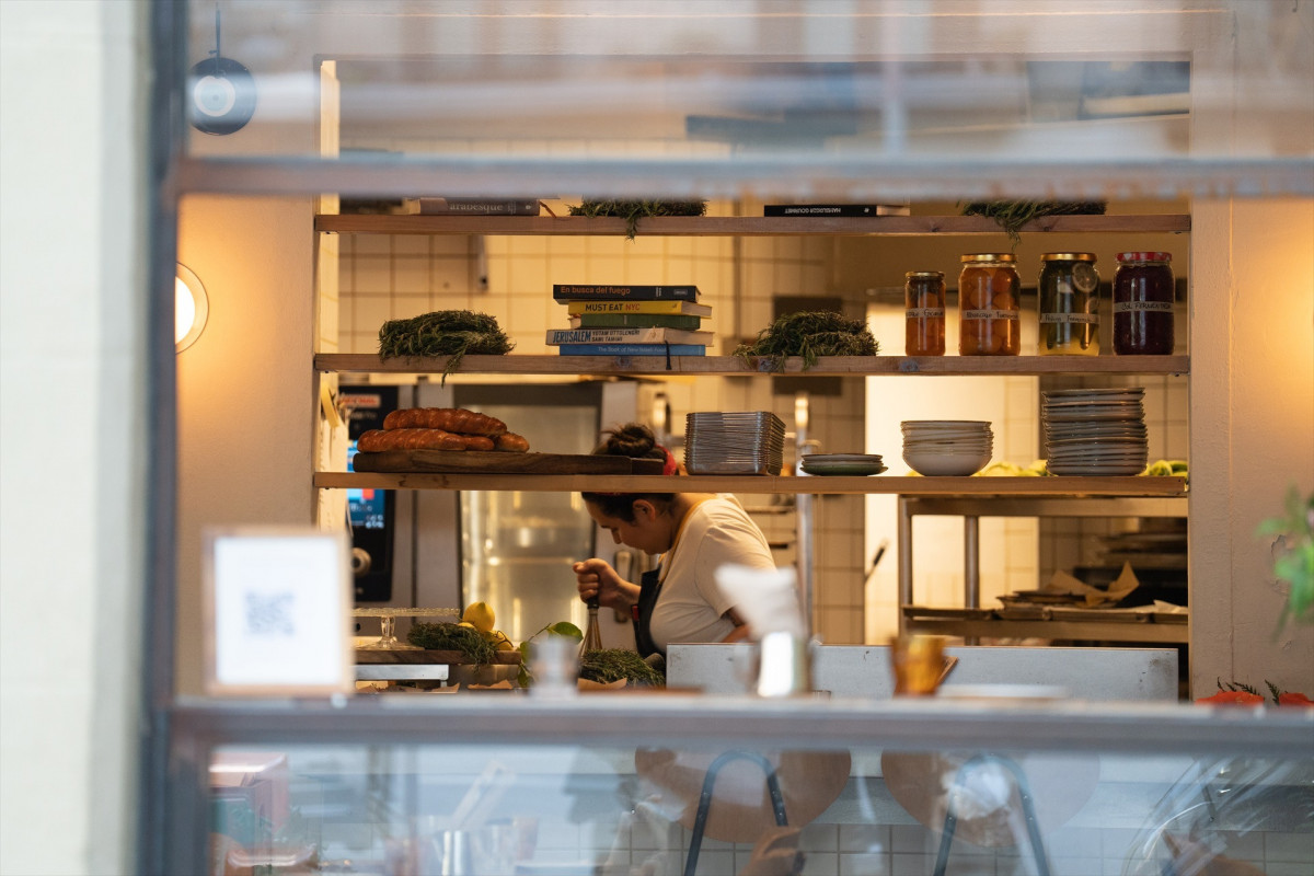 EuropaPress 5188089 cocinera restaurante 10 mayo 2023 barcelona catalunya espana numero parados