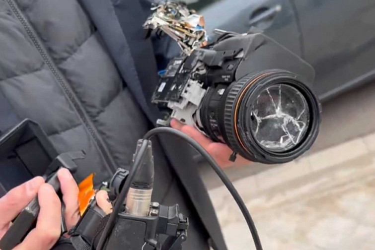 VÍDEO | Brutal agressió a periodistes de la Sexta a Badalona: així va quedar destrossada la seva càmera