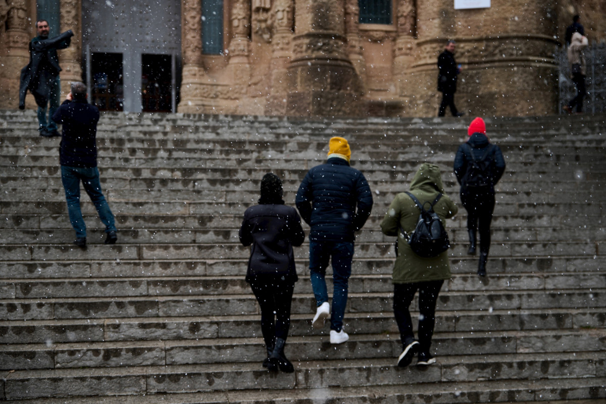 Copos de nieve sobre cuatro personas desde la zona de Tibidabo, a 24 de enero de 2023, en Barcelona, Catalunya (España).