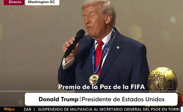 VÍDEO | Donald Trump rep el polèmic “Premi FIFA de la Pau” durant el sorteig del Mundial