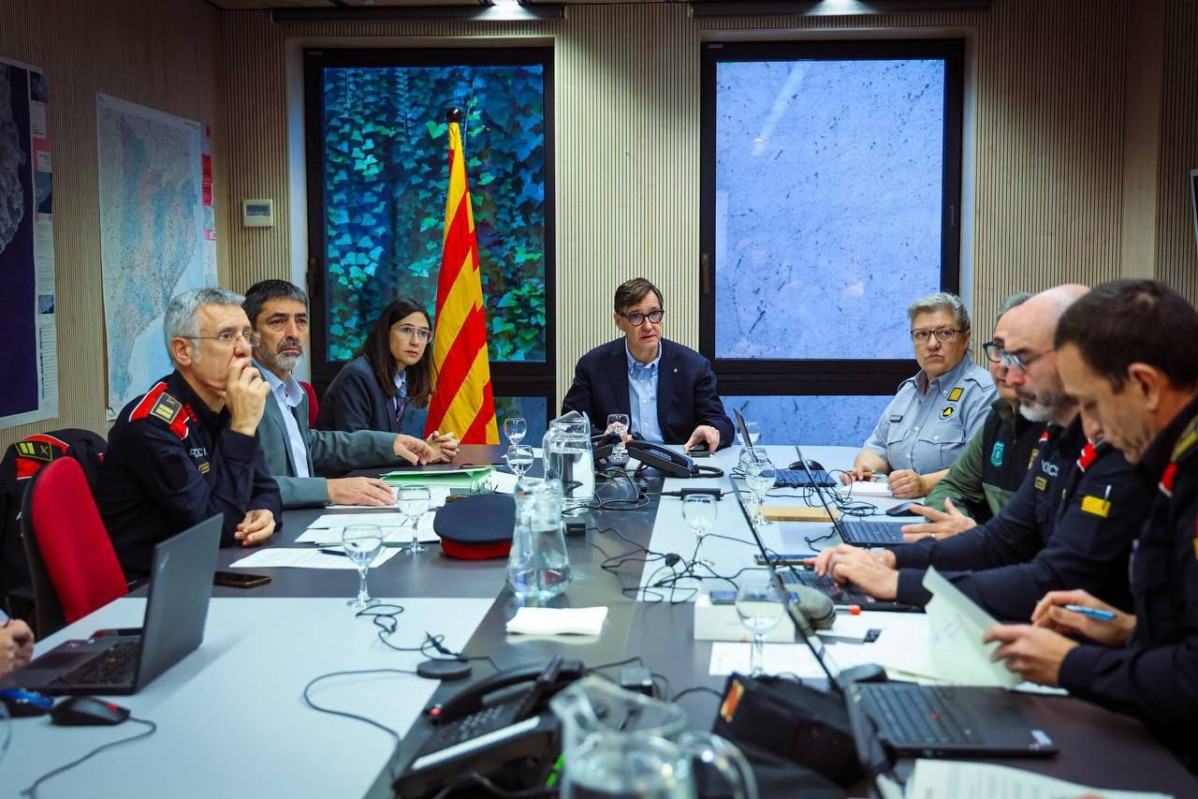 El presidente de la Generalitat, Salvador Illa, y la consellera de Interior y Seguridad Pública, Núria Parlon, durante la reunión en el Cecat