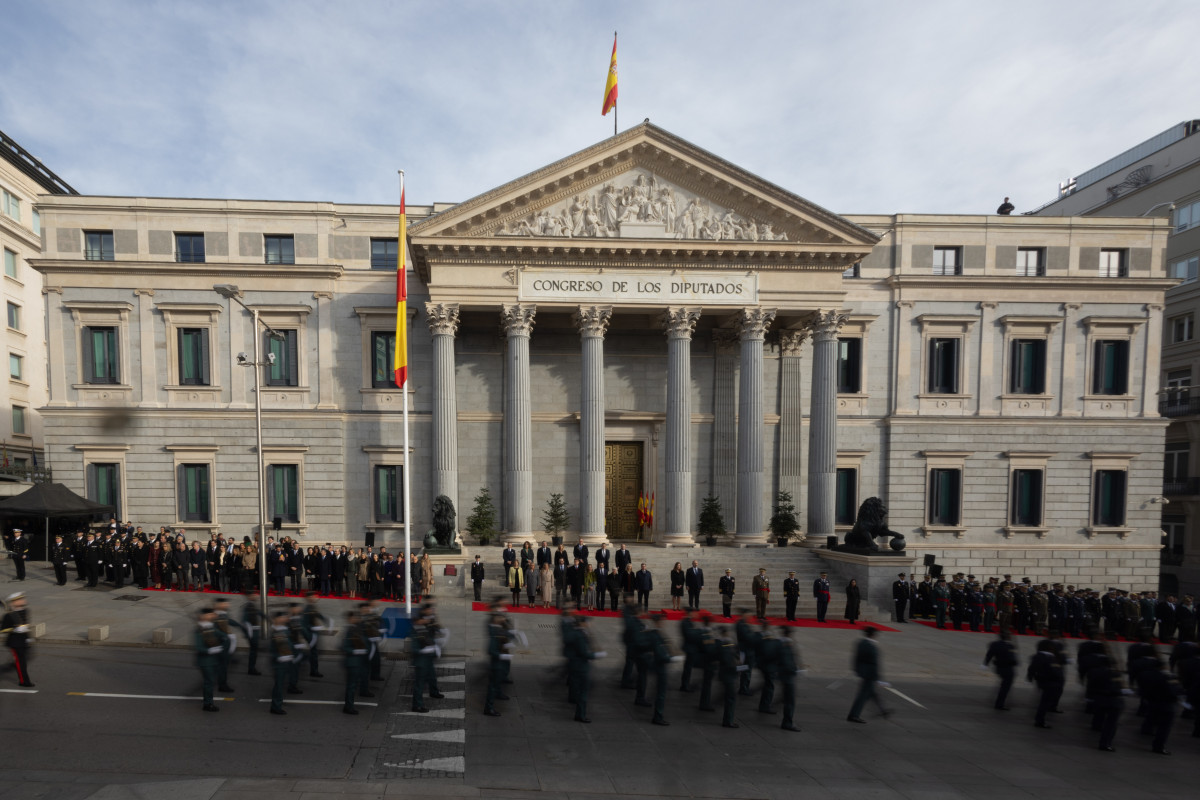 EuropaPress 6389124 desfile acto izado solemne bandera espana frente congreso diputados