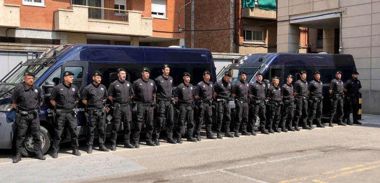 La ràpida intervenció de la Unitat Especial d'Intervenció de L'Hospitalet salva a dues persones atrapades per un incendi