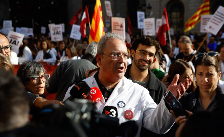 Els metges es manifesten a Barcelona per a demanar un conveni propi i la fi de les guàrdies de 24 hores