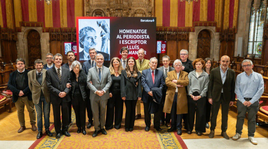 Fotografía de familia en el acto de homenaje a Lluís Permanyer