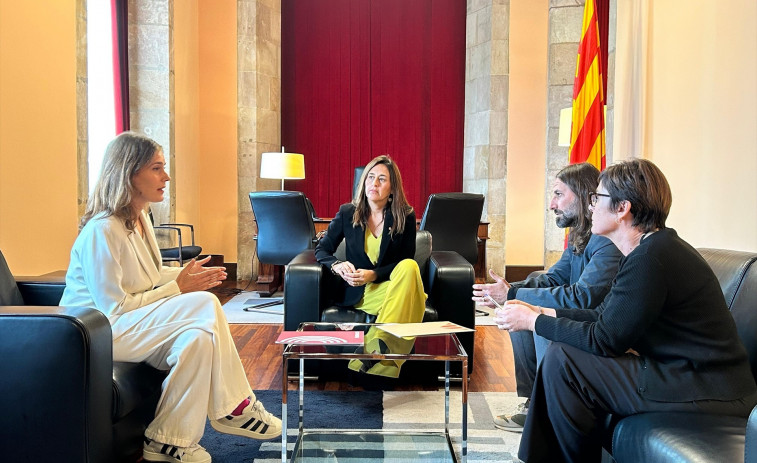 Educació, CC.OO. i UGT pacten pujar 3.000 euros a l'any el complement específic