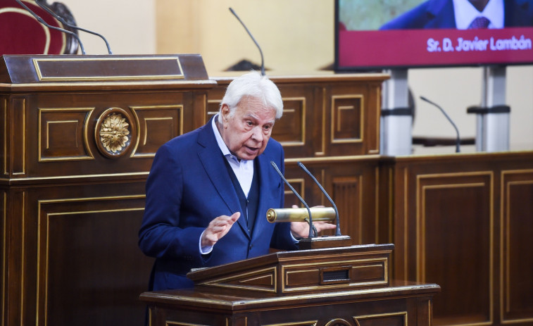 Felipe González coincideix en un acte amb Feijóo i demana que el rei Joan Carles I torni a Espanya