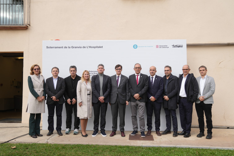 El President Illa i l'alcalde de l'Hospitalet David Quirós signen l'acord de finançament del soterrament de la Gran Via