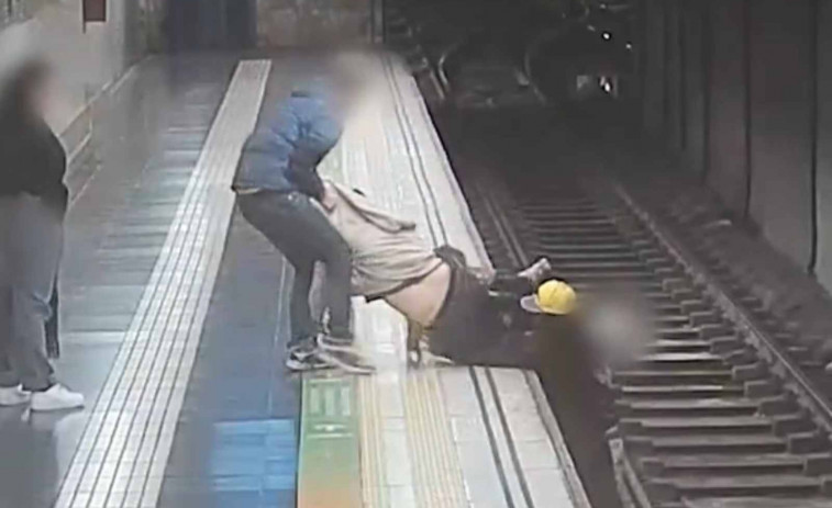 VÍDEO | Heroica actuació al metro de Barcelona: una mossa fora de servei salva un home caigut a les vies