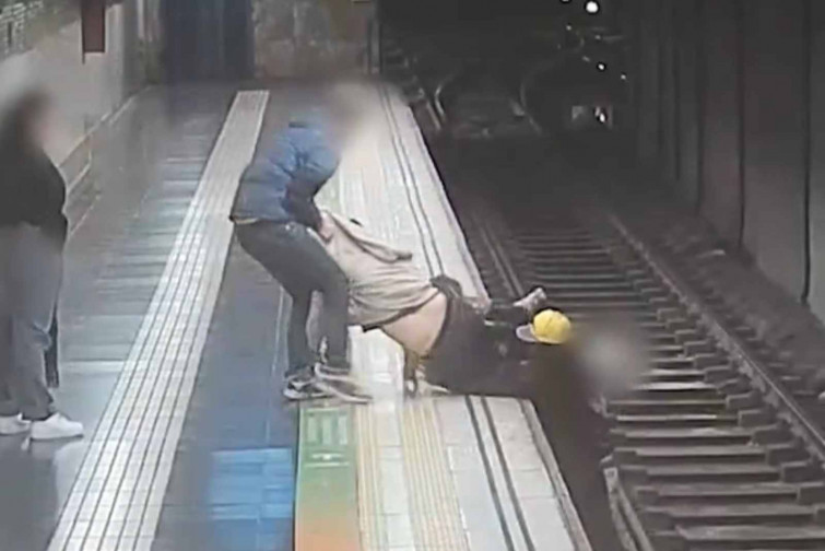 VÍDEO | Heroica actuació al metro de Barcelona: una mossa fora de servei salva un home caigut a les vies