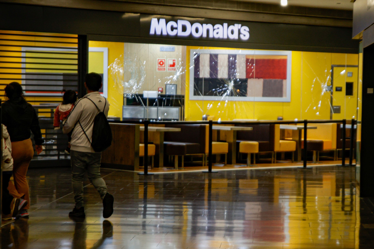 Archivo - Escaparate del McDonald's con los cristales rotos en el centro comercial Màgic Badalona el 27 de marzo de 2024