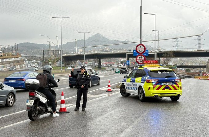 Un impacte obliga a tancar un tram clau de la C-17 i activa un operatiu urgent a Montcada i Reixac