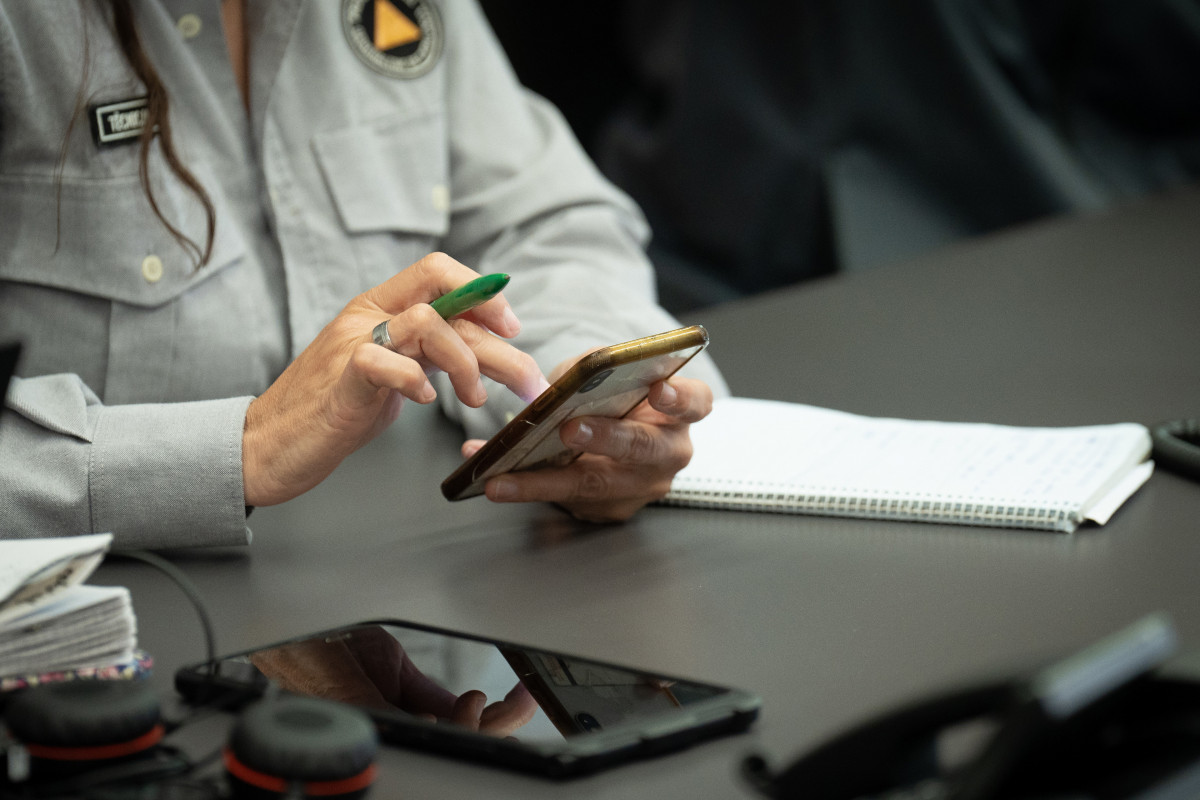 Archivo - Envío masivo de mensajes a teléfonos móviles inteligentes para alertar de emergencias, en la sala de mandos del CECAT