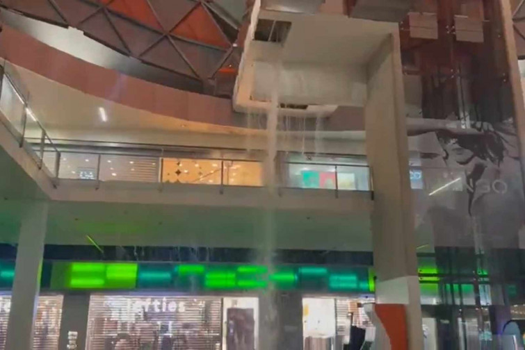 VÍDEO | Impactants imatges del Màgic Badalona inundant-se: un gran raig d'aigua cau del sostre