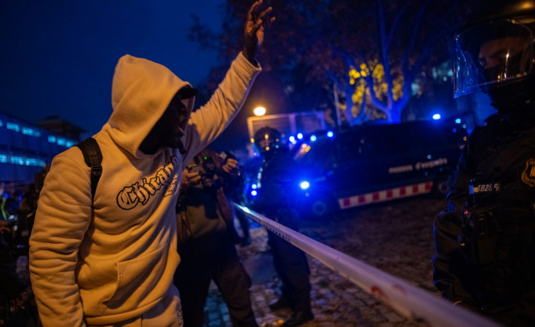 Veïns a favor i en contra del polèmic desallotjament de l'assentament de l'antic institut B9 de Badalona