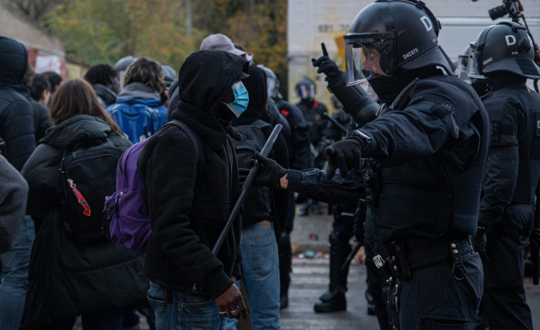 La Policia Nacional deté a 15 persones en situació irregular durant el desallotjament de Badalona