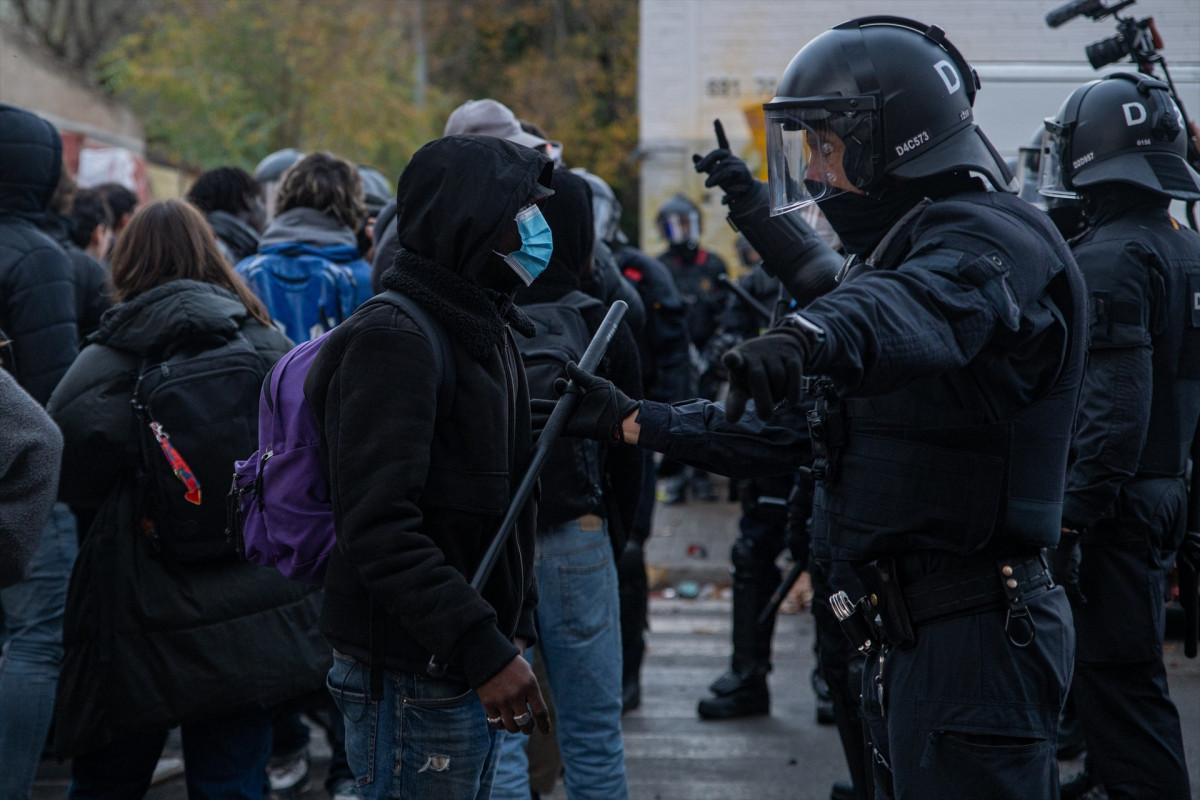 EuropaPress 7174555 hombre increpa mossos desquadra trabajan desalojo b9 badalona 17 diciembre