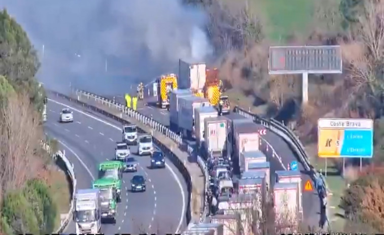 L'incendi d'un camió obliga a tallar l'AP-7 a Girona en sentit França