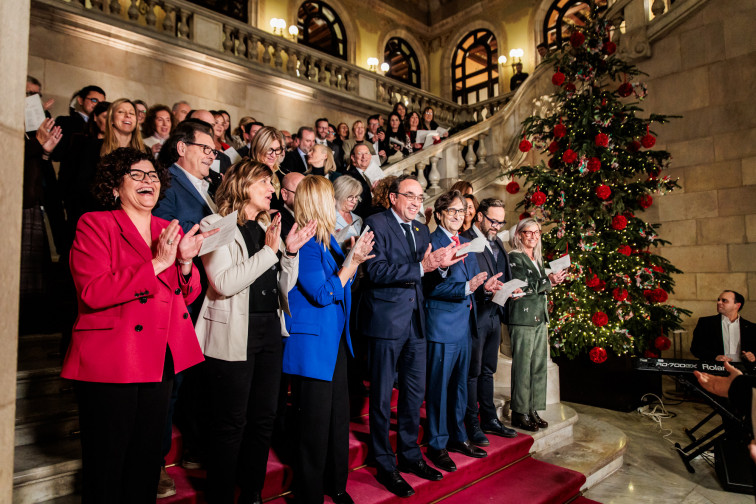 Vídeo | Fum, fum, fum i somriures: així han cantat els polítics del Parlament de Catalunya per Nadal