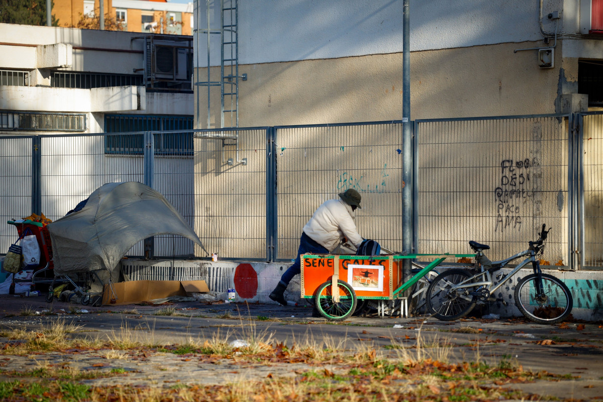 Diverses persones desallotjades de l'institut B9 de Badalona acampen als voltants, en una imatge d'arxiu.
