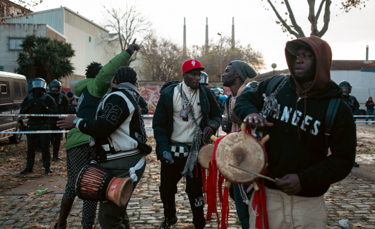 Desallotjats del B9 de Badalona ocupen l'antic alberg de Ca Bofí Vell davant la falta d'alternatives